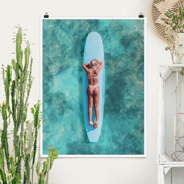Poster - Surfergirl auf Blauem Board - Hochformat 3:4