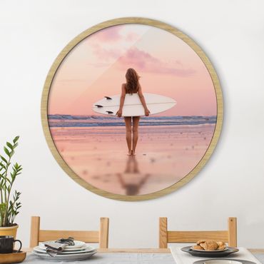 Rundes Gerahmtes Bild - Surfergirl mit Board im Abendrot