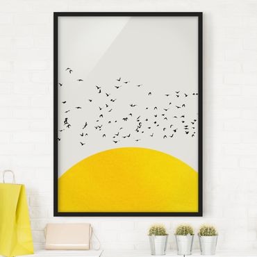 Bild mit Rahmen - Vogelschwarm vor gelber Sonne - Hochformat