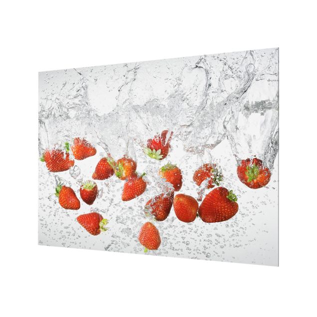 Glasrückwand Küche Frische Erdbeeren im Wasser