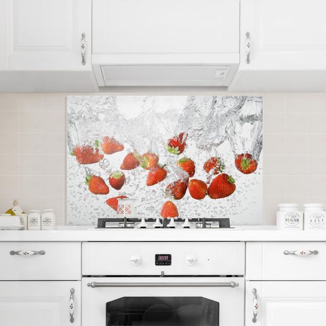 Wanddeko weiß Frische Erdbeeren im Wasser