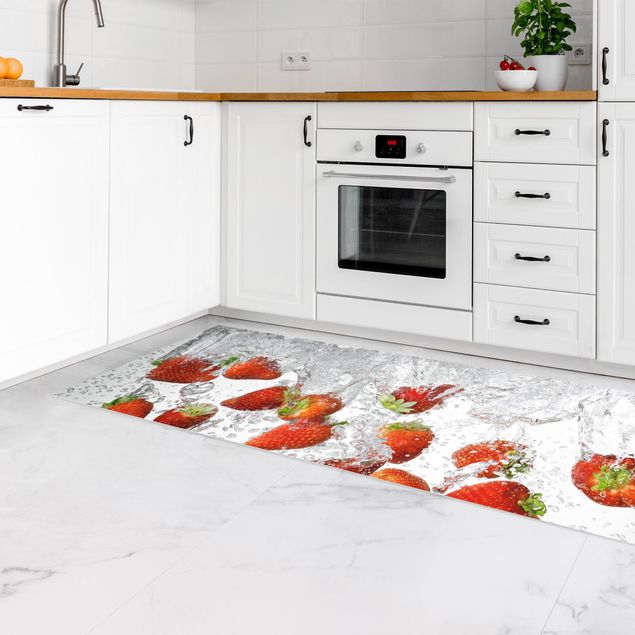 Küche Dekoration Frische Erdbeeren im Wasser