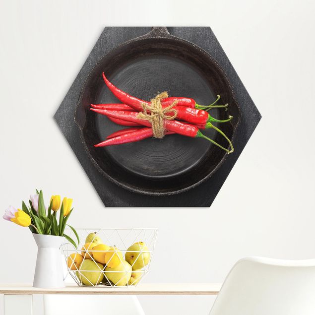 Küche Dekoration Rotes Chilibündel in Pfanne auf Schiefer