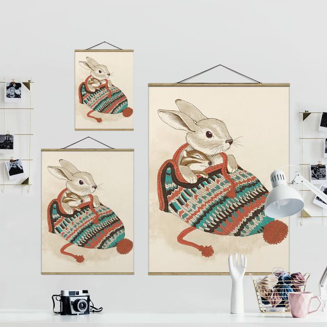 Wanddeko Büro Illustration Kuschelnder Hase in Mütze