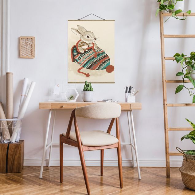 Wanddeko Wohnzimmer Illustration Kuschelnder Hase in Mütze