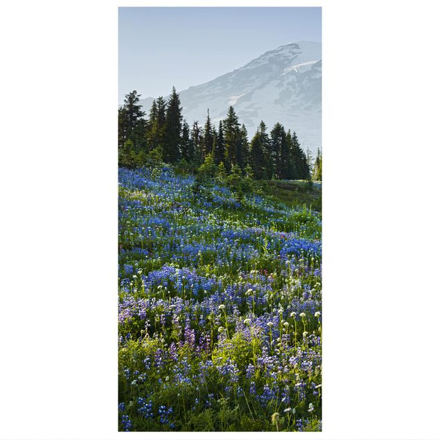 Wanddeko grün Bergwiese mit blauen Blumen vor Mt. Rainier