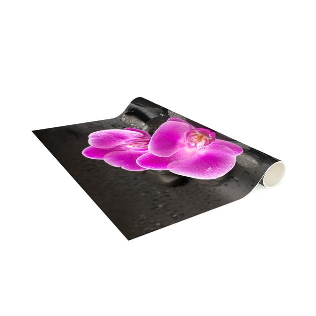 Wanddeko Orchidee Pinke Orchideenblüten auf Steinen mit Tropfen