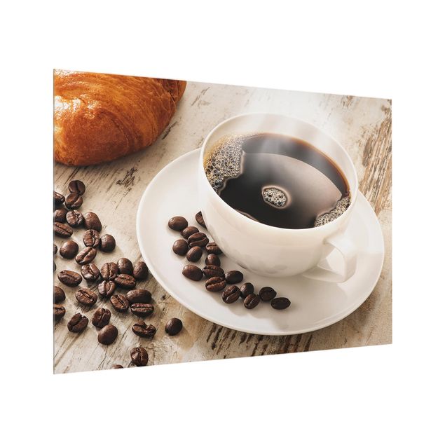 Wohndeko Kulinarisch Dampfende Kaffeetasse mit Kaffeebohnen