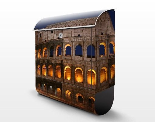 Postkasten beige Colosseum in Rom bei Nacht