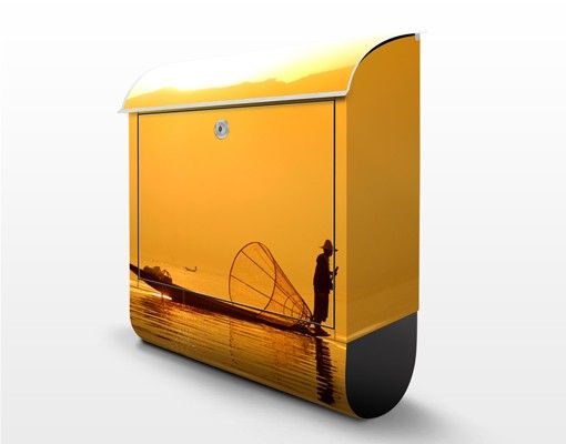 Postkasten gelb Fischer im Sonnenaufgang