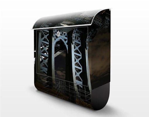 schwarzer Briefkasten Manhattan Bridge bei Nacht