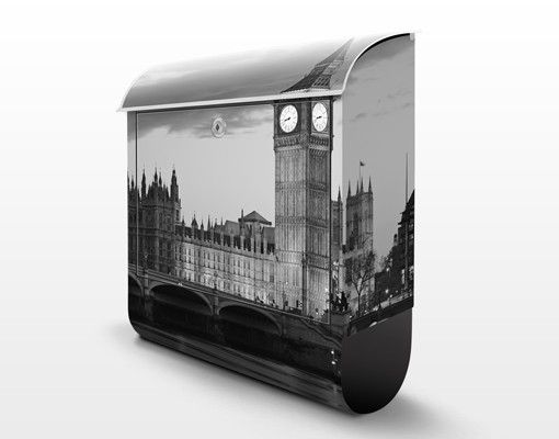 Briefkasten schwarz-weiß London bei Nacht II