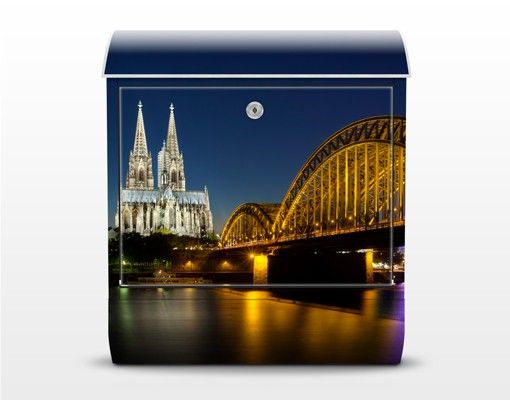 Design Briefkasten Köln bei Nacht
