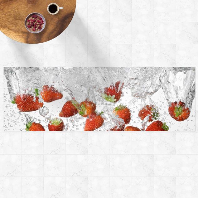 Wanddeko Esszimmer Frische Erdbeeren im Wasser