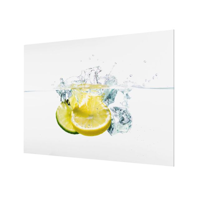 Küchenspiegel Glas Zitrone und Limette im Wasser