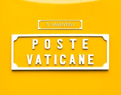 Postkasten gelb Briefkasten im Vatikan