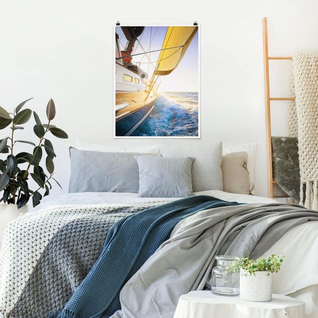 Wanddeko Schlafzimmer Segelboot auf blauem Meer bei Sonnenschein