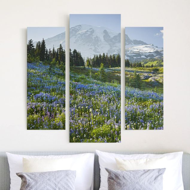 Wanddeko Wohnzimmer Bergwiese mit blauen Blumen vor Mt. Rainier