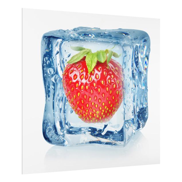 Deko Obst Erdbeere im Eiswürfel