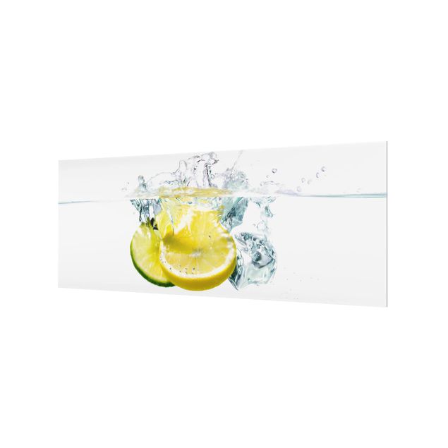Küchenspiegel Glas Zitrone und Limette im Wasser