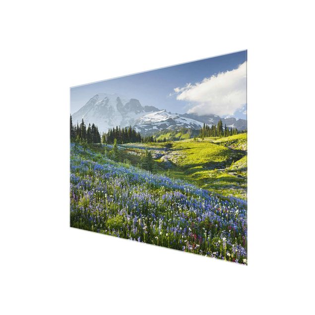 Glasbilder Berge Bergwiese mit blauen Blumen vor Mt. Rainier