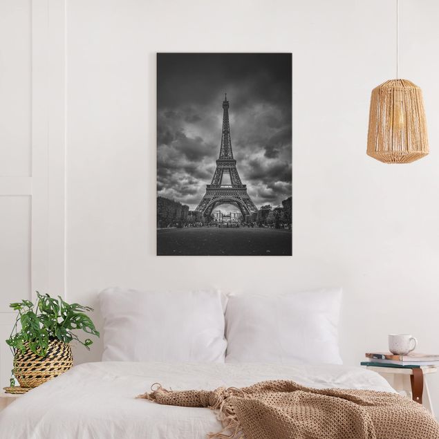 Wanddeko Wohnzimmer Eiffelturm vor Wolken schwarz-weiß