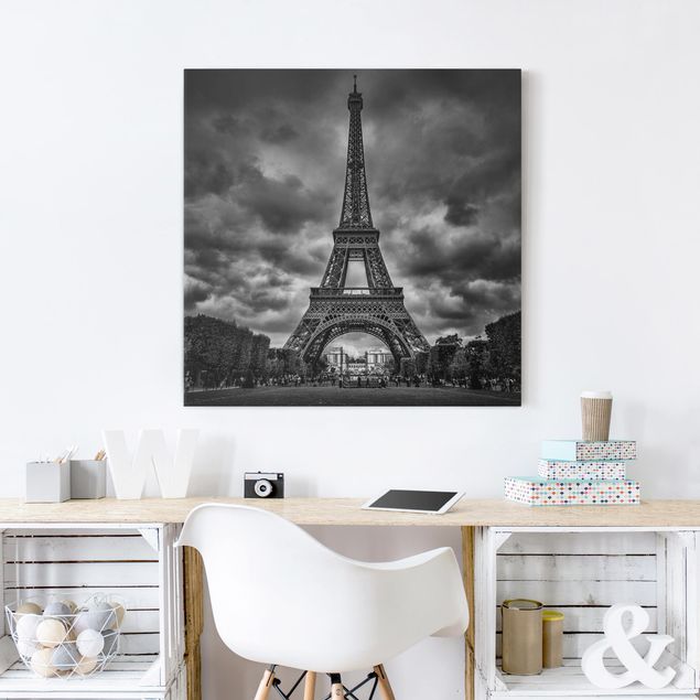 Deko Architektur Eiffelturm vor Wolken schwarz-weiß
