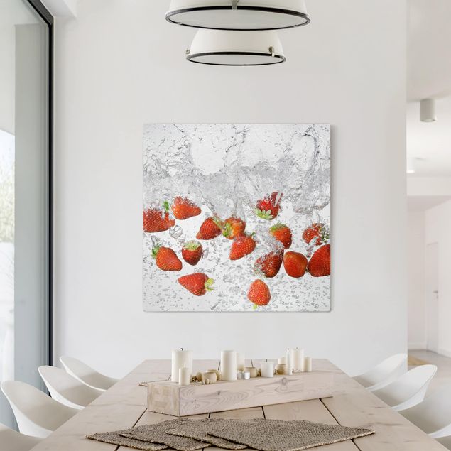Wanddeko Esszimmer Frische Erdbeeren im Wasser
