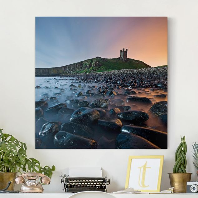 Wanddeko blau Sonnenaufgang mit Nebel bei Dunstanburgh Castle