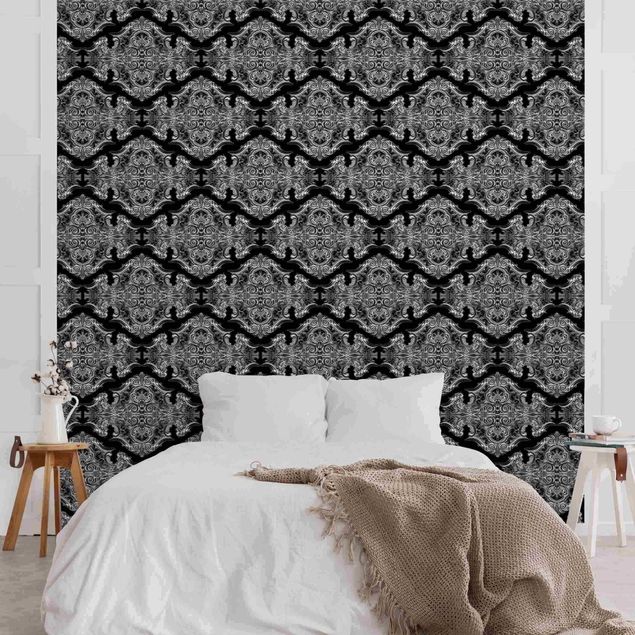 Wanddeko Schlafzimmer Aquarell Barock Muster mit Ornamenten vor Schwarz