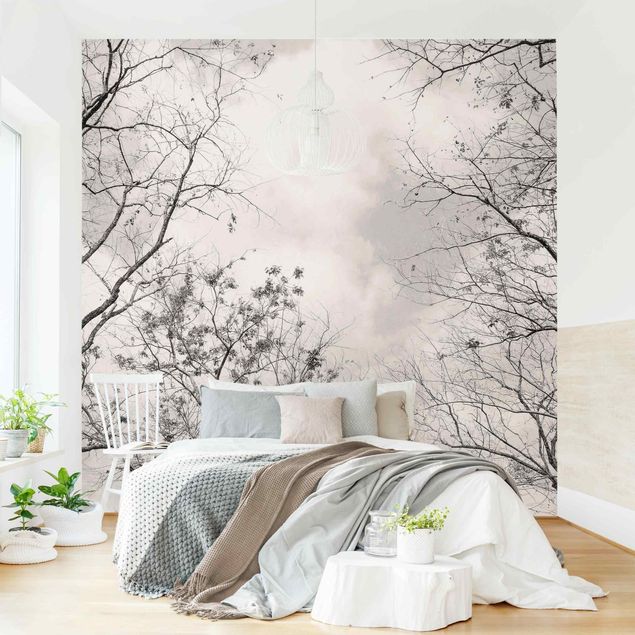 Wanddeko Schlafzimmer Baumkronen im Himmel in Warmgrau