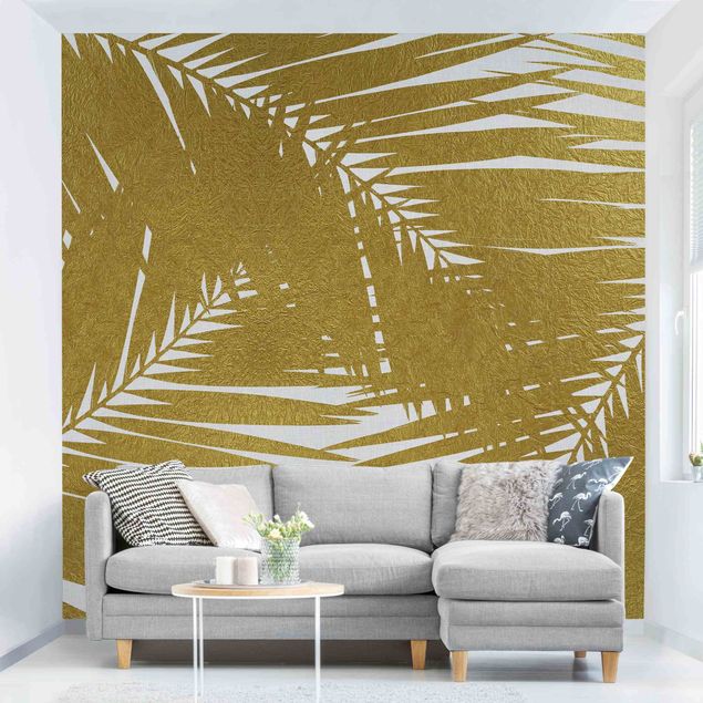 Wanddeko Wohnzimmer Blick durch goldene Palmenblätter