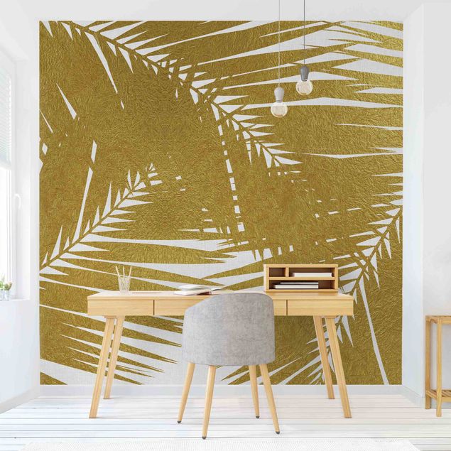 Wanddeko Schlafzimmer Blick durch goldene Palmenblätter