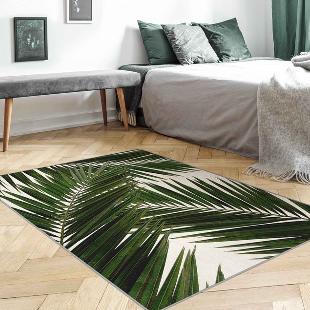 Wanddeko Wohnzimmer Blick durch grüne Palmenblätter