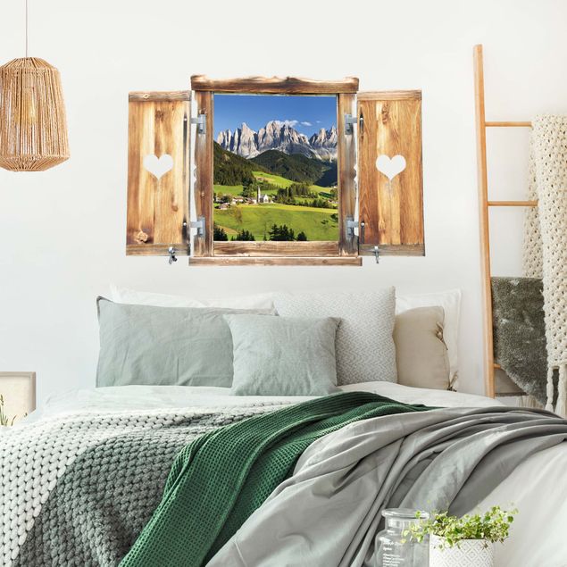 Wanddeko Schlafzimmer Fenster mit Herz Geislerspitzen in Südtirol