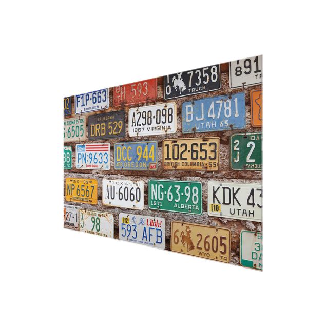 Wanddeko über Sofa Amerikanische Nummernschilder auf Holz