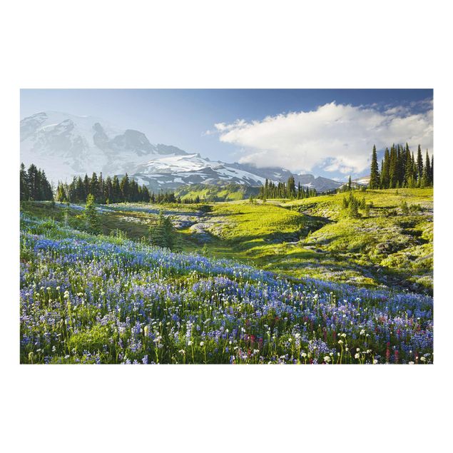 Wanddeko grün Bergwiese mit blauen Blumen vor Mt. Rainier