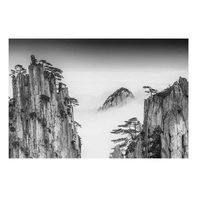 Glasbild Berg Felsen im Nebel schwarz-weiß