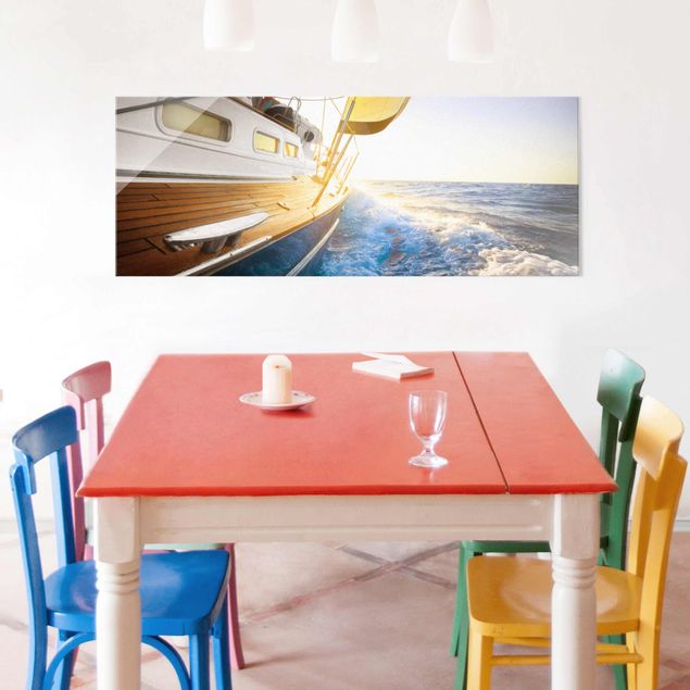 Wanddeko Schlafzimmer Segelboot auf blauem Meer bei Sonnenschein