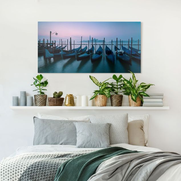 Wanddeko Wohnzimmer Gondeln vor Venedig bei Sonnenuntergang