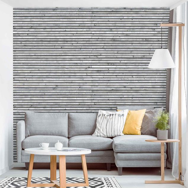 Wanddeko Wohnzimmer Holzwand mit schmalen Leisten schwarz weiß