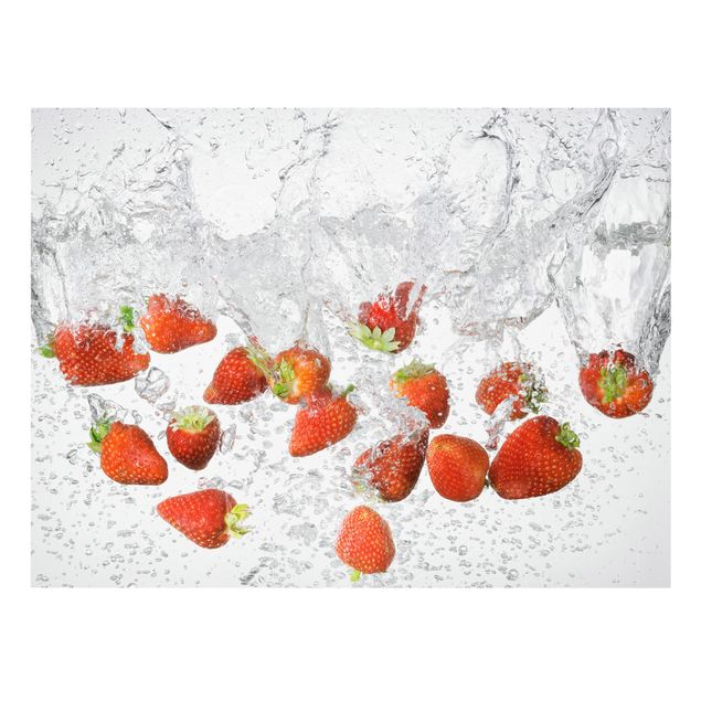 Wohndeko Obst Frische Erdbeeren im Wasser