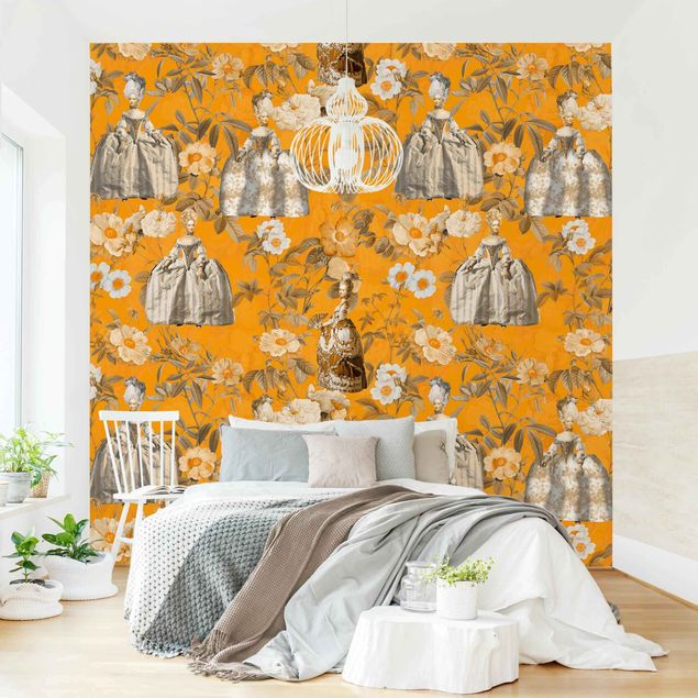 Wanddeko Wohnzimmer Pompöse Kleider im Garten auf Orange