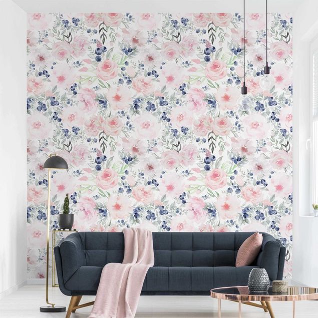 Wanddeko Wohnzimmer Rosa Rosen mit Blaubeeren vor Weiß