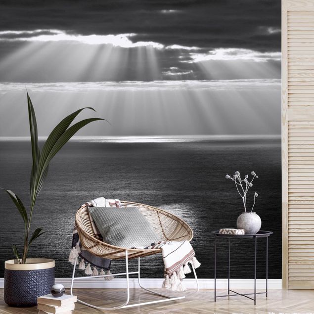 Wanddeko Wohnzimmer Sonnenstrahlen über dem Meer Schwarz-Weiß