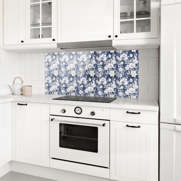 Küche Dekoration Weiße Blumen vor Blau
