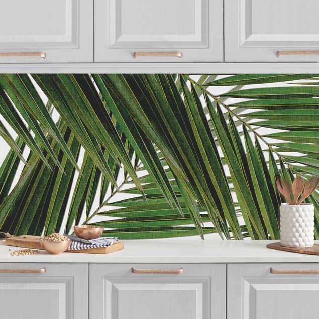 Küchen Deko Blick durch grüne Palmenblätter