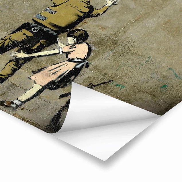 Wanddeko über Bett Soldat und Mädchen - Brandalised ft. Graffiti by Banksy