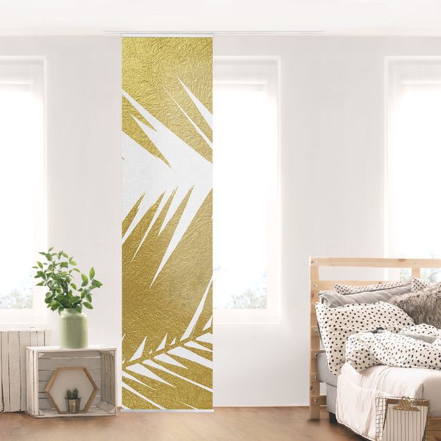 Wanddeko Wohnzimmer Blick durch goldene Palmenblätter
