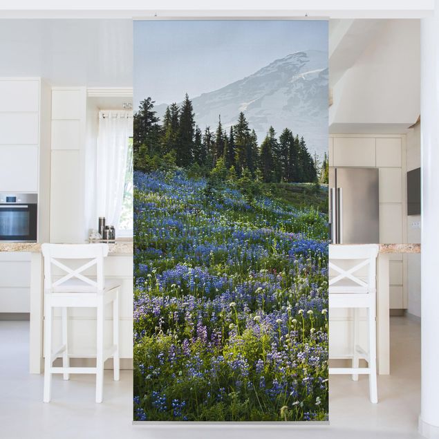 Wanddeko Schlafzimmer Bergwiese mit blauen Blumen vor Mt. Rainier
